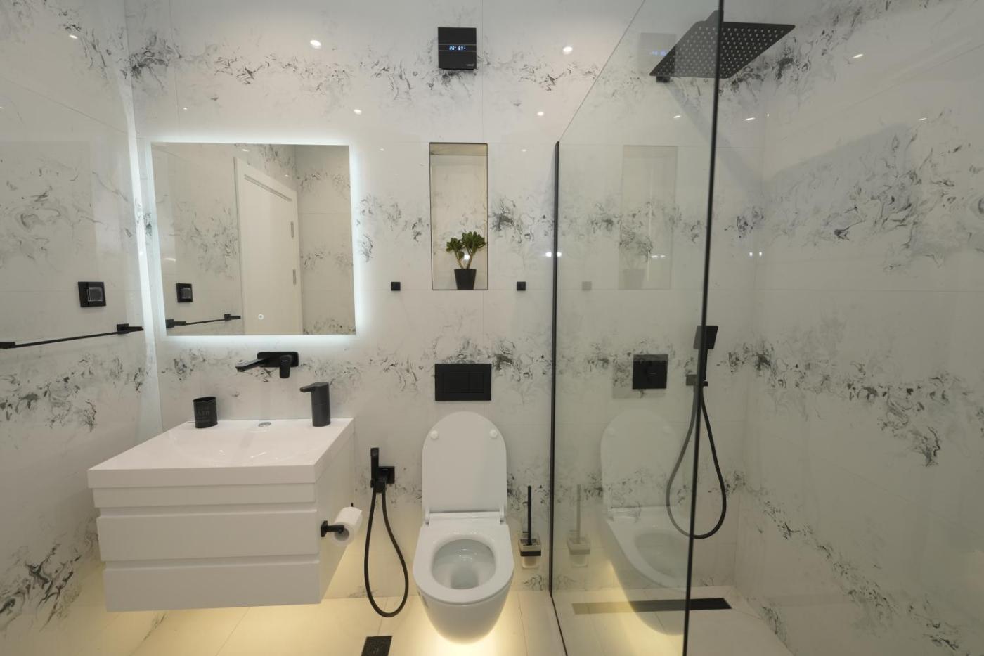 Moderno kupatilo sa walk-in tušem